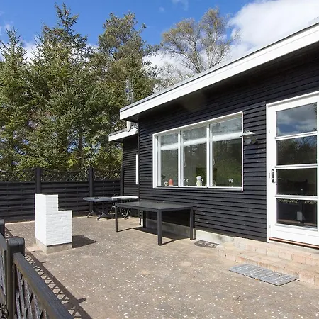 Three-bedroom Holiday In * Hals